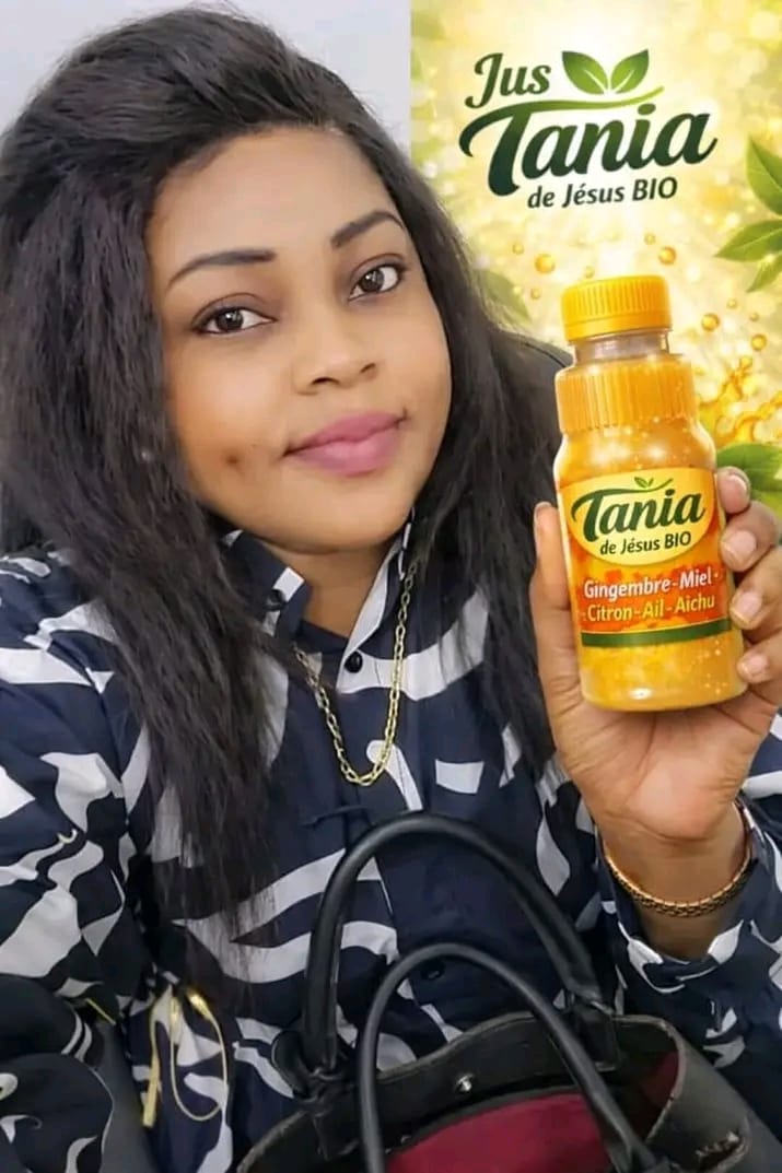 Tania de Jésus présentant une bouteille de jus naturel